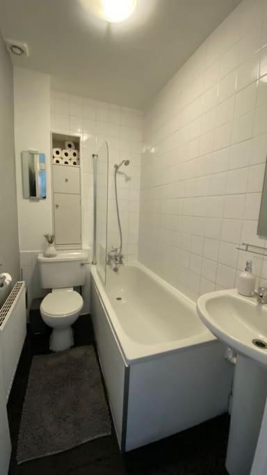 2 Bedroom Flat In Camberwell Green - Central Location With Excellent Connections To Tourist Attractions And Main London Airports Esterno foto