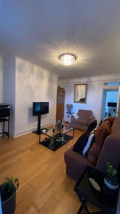 2 Bedroom Flat In Camberwell Green - Central Location With Excellent Connections To Tourist Attractions And Main London Airports Esterno foto