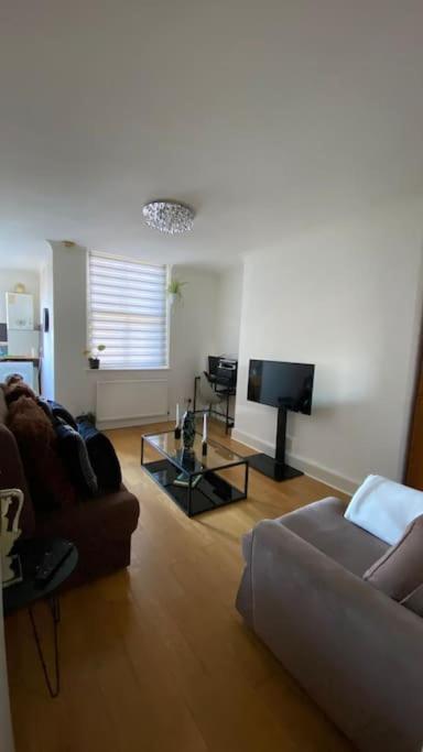2 Bedroom Flat In Camberwell Green - Central Location With Excellent Connections To Tourist Attractions And Main London Airports Esterno foto